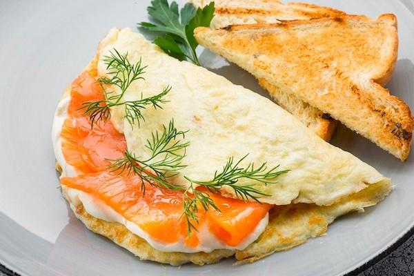Haferflockenpfannkuchen mit Lachs und Frischkäse