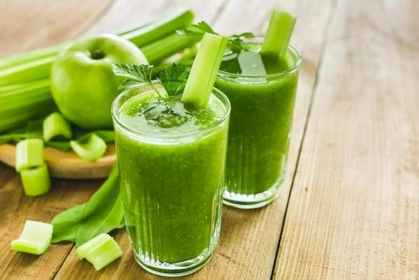 Smoothie mit grünem Apfel und Sellerie