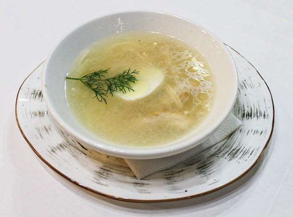 Hühnerbrühe mit Fadennudeln und Ei