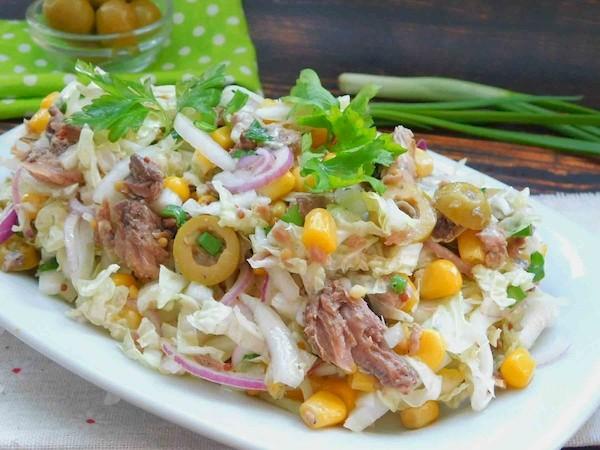 Salat aus Thunfisch, Chinakohl und Mais