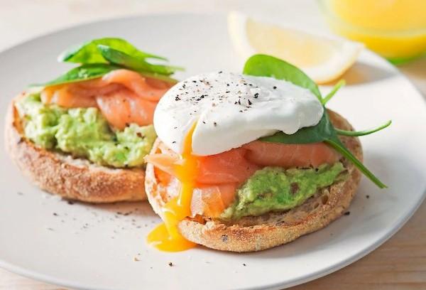 Toast mit Avocado, Fisch und pochiertem Ei