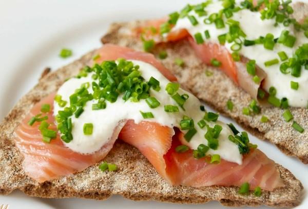 Knäckebrot mit Ricotta und Räucherlachs