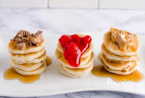 Quark-Pancakes mit verschiedenen Toppings.