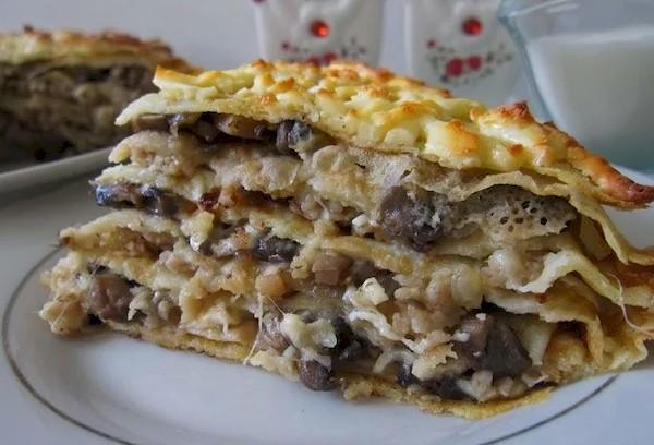 Haferflockenpfannkuchen mit Hähnchen und Pilzen.