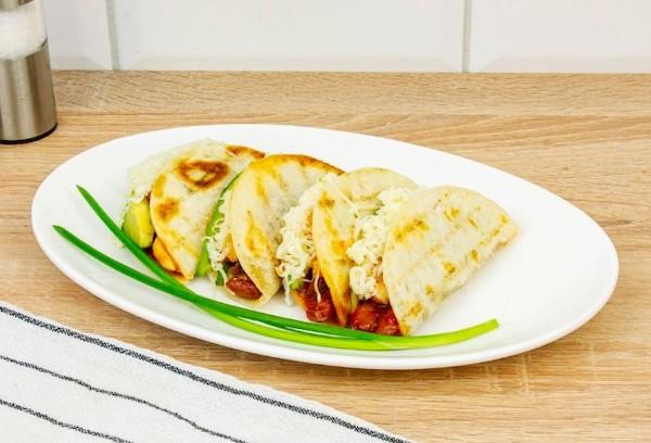 Tortilla mit Avocado und Käse