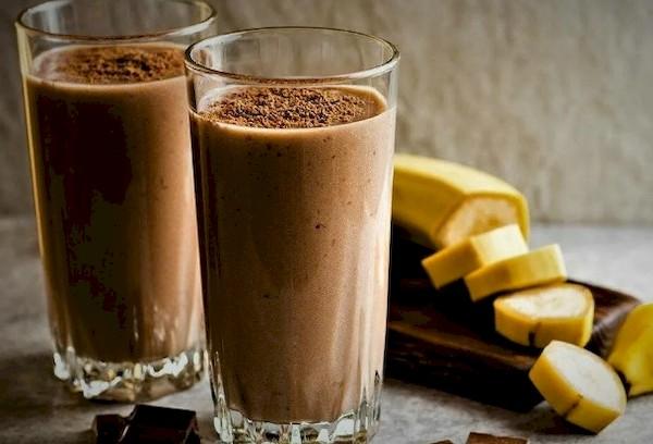 Kefir mit Banane und Schokolade
