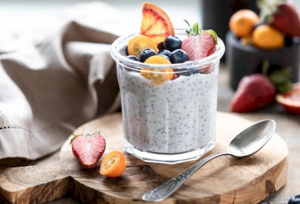 Chia-Pudding mit Früchten und Käsebrote.