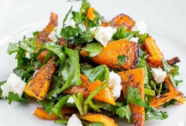 Salat mit Apfel, Karotte und Tofu.