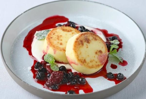 Tofu-Käseküchlein mit Beeren-Soße und Kiwi