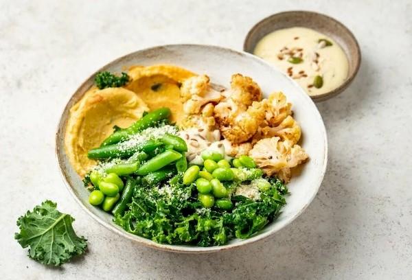 Hummus mit Gemüse und Ei