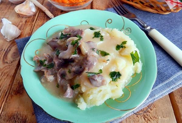 Hühnerherzen in Sauerrahmsoße mit Kartoffelpüree
