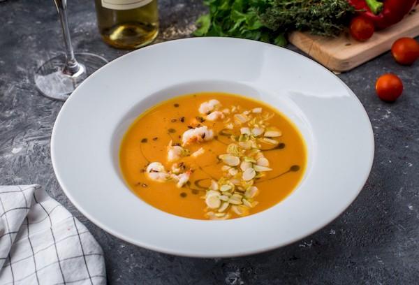 Linsencremesuppe mit Garnelen.