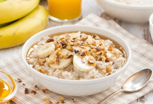 Haferflockenbrei mit Banane und Nüssen.