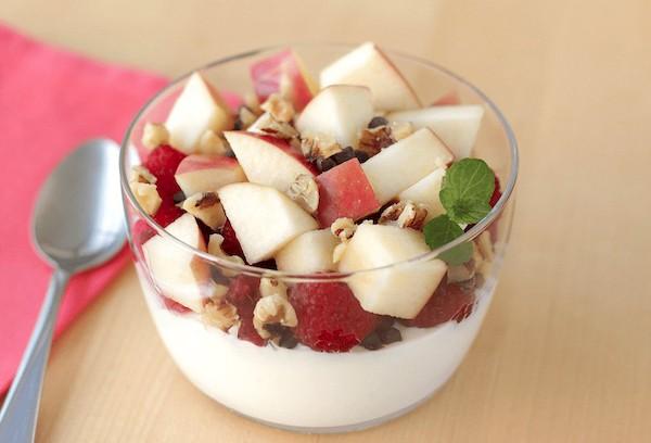 Griechischer Joghurt mit Apfel und Beeren.