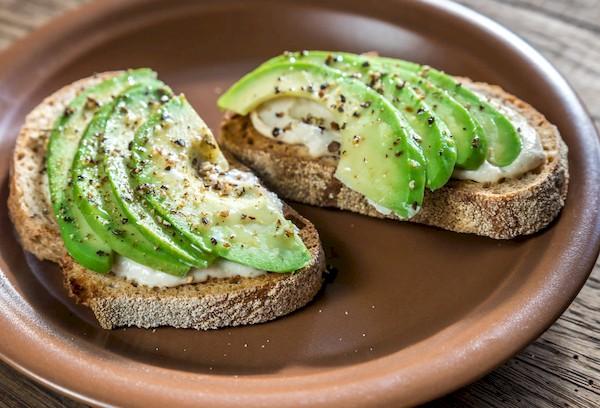 Toast mit Avocado.