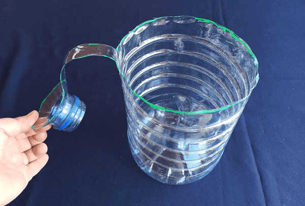 Mülleimer aus einer Fünf-Liter-Flasche