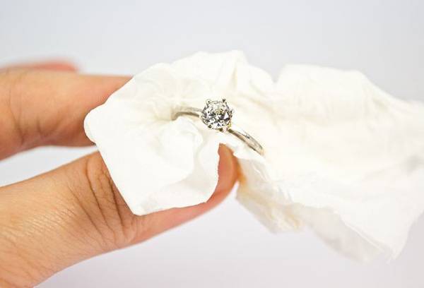 Reinigung eines silbernen Rings