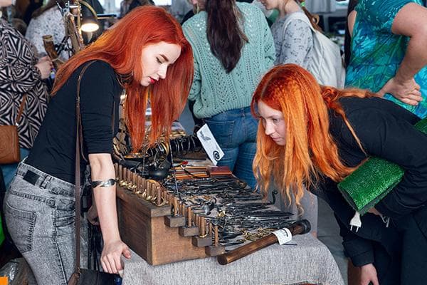 Mädchen auf einer Themenmesse