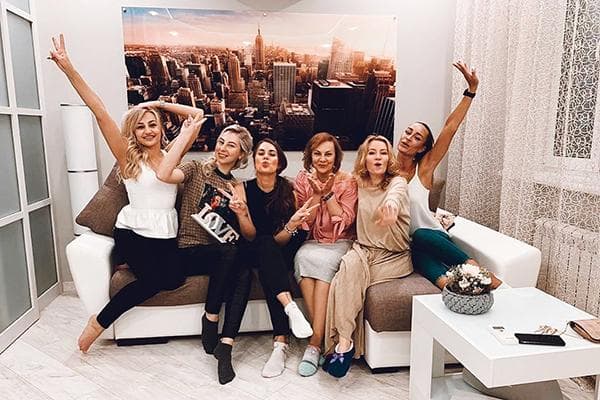 Frauen feiern die Einweihungsparty