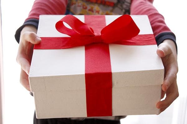 Geschenk in den Händen