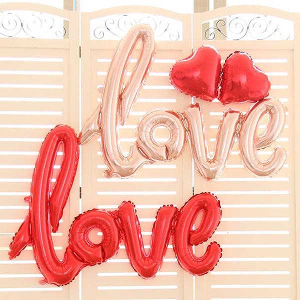 Love-Schriftzug aus Luftballons