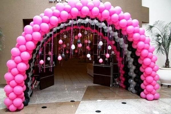 Luftballonbogen am Eingang eines Geschäfts