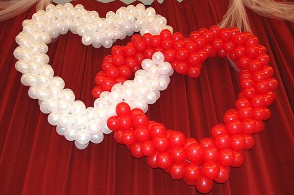 Zwei Herzen aus Luftballons