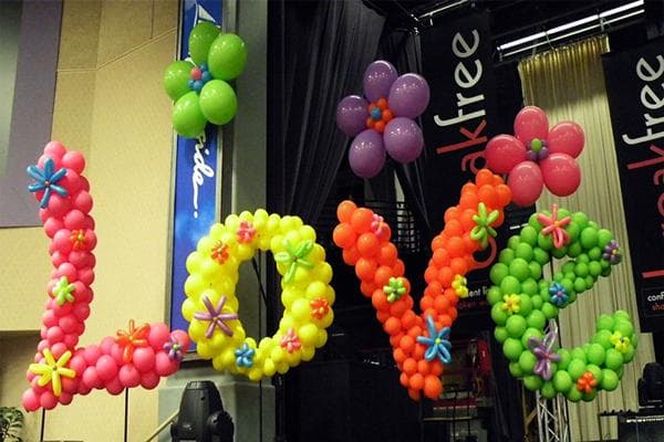 Das Wort Love aus Luftballons