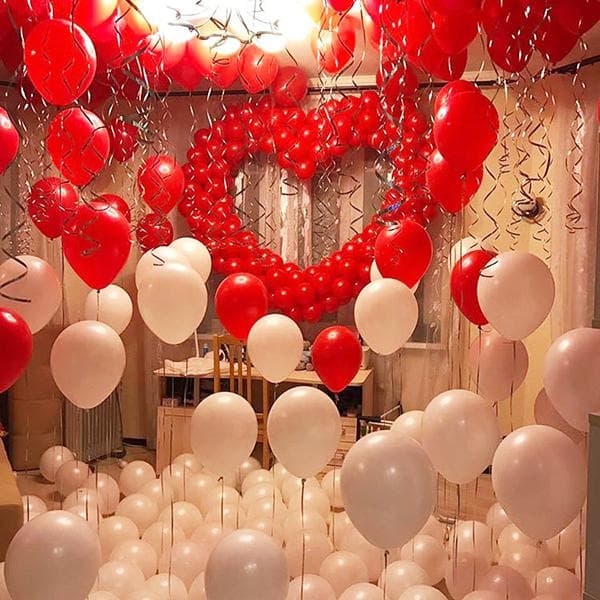 Mit Luftballons gefüllter Raum zum Valentinstag