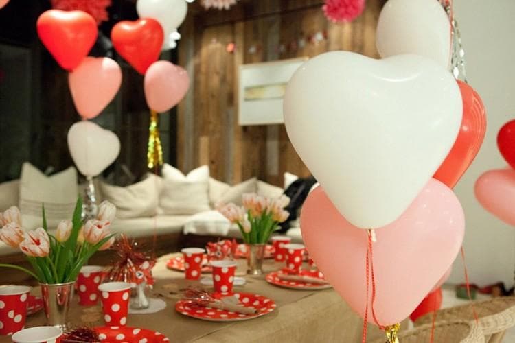Dekoration mit herzförmigen Luftballons zum Valentinstag