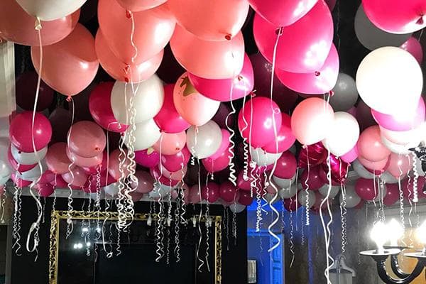 Mit Helium gefüllte Ballons