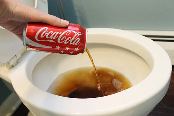 Toilettenreinigung mit Coca-Cola
