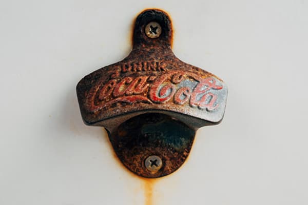 Rostiges Coca-Cola-Emblem