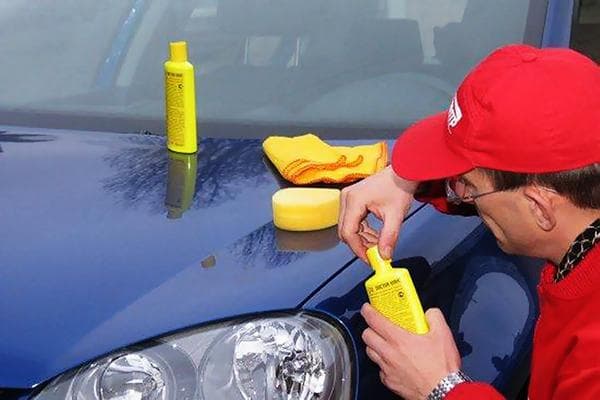 Entfernen von Acrylflecken von der Motorhaube eines Autos