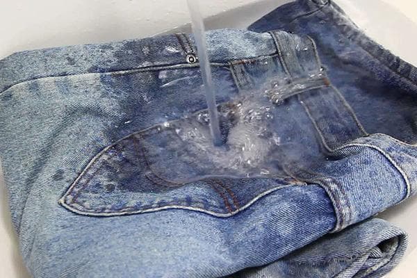 Waschen von Jeans in kaltem Wasser