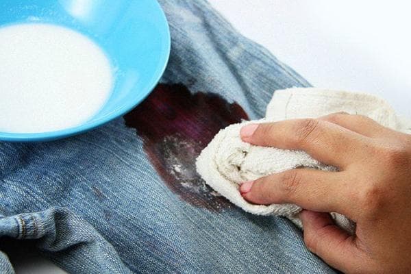Entfernen eines Blutflecks aus Jeansstoff