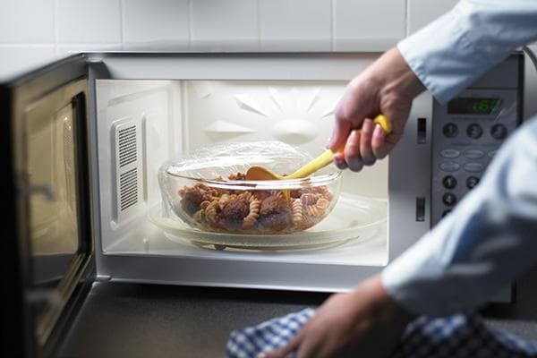 Glasbehälter mit Essen in der Mikrowelle