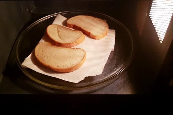 Brot auf einer Serviette in der Mikrowelle