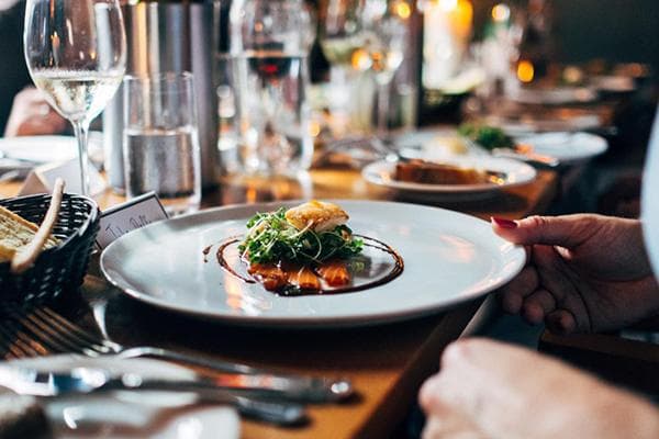 Gericht mit Fisch und Gemüse im Restaurant