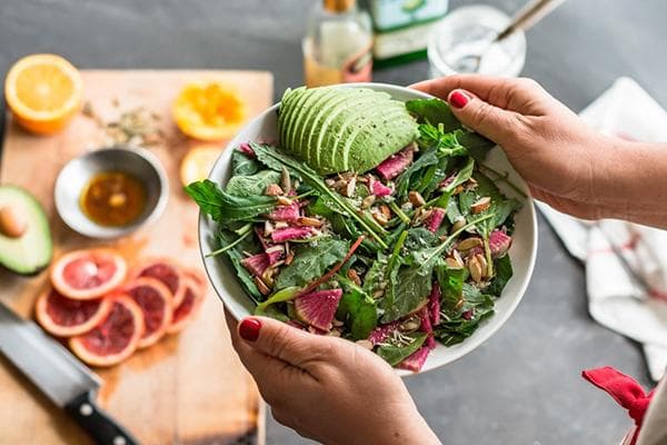 Ein Vitaminsalat und eine Avocado auf einem Teller