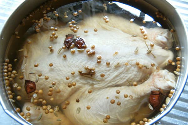 Hähnchen in Gurkenlake-Marinade
