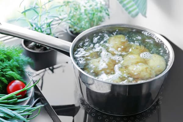 Kartoffeln in Wasser mit Gurkenlake kochen