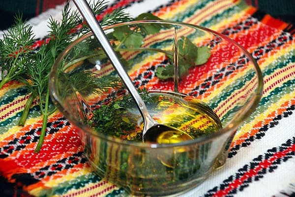 Salatdressing aus Öl und Lake