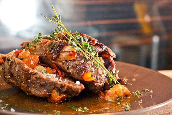 Fleisch mit einem Thymianzweig