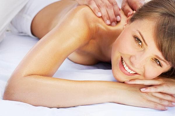Ein Mann macht einer Frau eine Massage