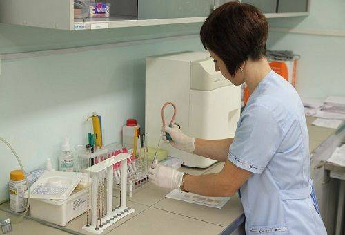 Labormitarbeiterin im Labor