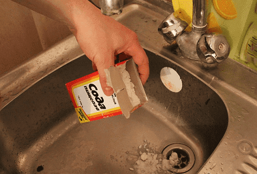 Reinigung des Waschbeckens mit Natron