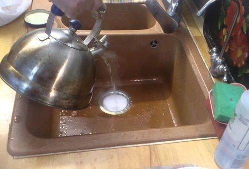 Einleiten von kochendem Wasser in das Waschbecken