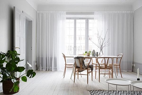 Weiße Gardinen im Wohnzimmer
