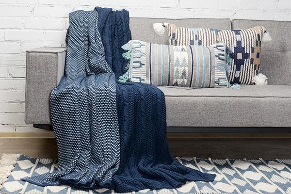 Blaue Überwürfe auf dem Sofa